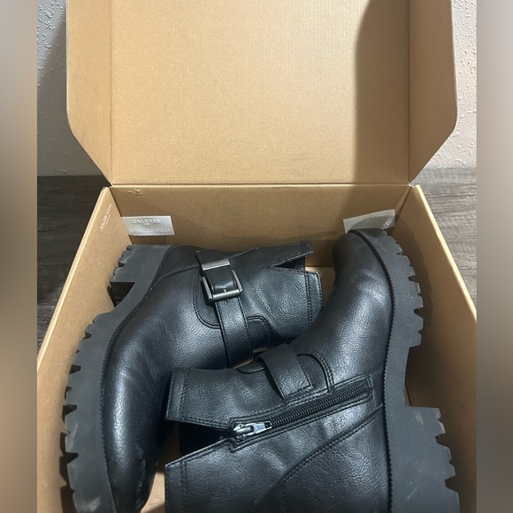 Black combat boots, women’s size 8 - Picture 5 of 5